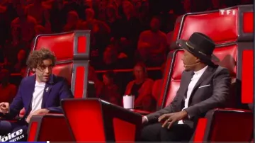 Chaqueta de traje gris oscuro de Soprano en The Voice: la voz más bella del 04.05.2019