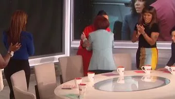 Alice + Olivia Roslyn Découpe Chandail porté par Eve sur Le Talk avril 03, 2019