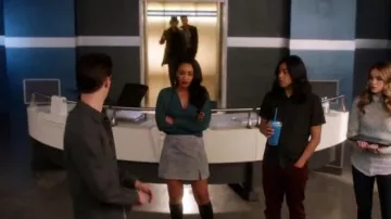 Babaton en Aritzia Martin Blusa usada por Iris West (Candice Patton) en The Flash (S05E20)