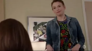 3.1 Vestido plisado floral de Phillip Lim usado por Liza Miller (Sutton Foster) en Younger (S04E02)