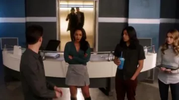 Blank NYC Suede Mini Jupe portée par l'Iris de l'Ouest (Candice Patton) dans Le Flash (S05E20)