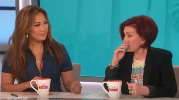 Alice + Olivia Magnifique Combi en jean porté par Carrie Ann Inaba sur Le Talk 09 avril 2019