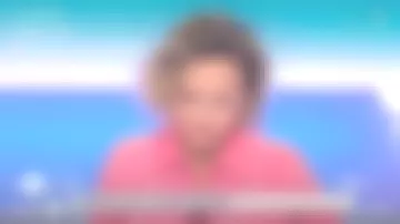 Vestido coral de cabra de terciopelo de Caroline Roux en C dans l'air el 06.05.2019