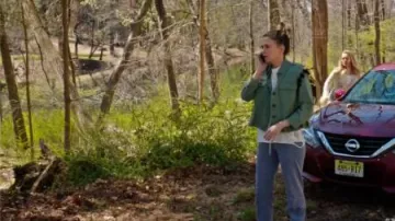 Zara Parka avec de la Broderie et des pompons porté par Liza Miller (Sutton Foster) chez les Jeunes (S04E03)
