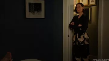 Zara Veste Imprimée avec Ceinture Ceinture portée par Diana Truite (Miriam Shor) chez les Jeunes (S04E03)