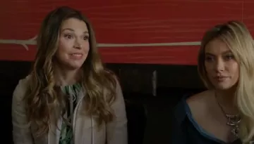Zara Imprimé Feuilles du Haut porté par Liza Miller (Sutton Foster) chez les Jeunes (S04E03)