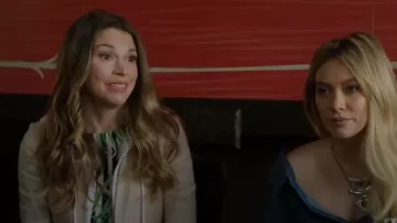 Veronica Beard Beige Hooded Blazer porté par Liza Miller (Sutton Foster) chez les Jeunes (S04E03)