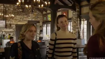 Etoile Isabel Marant Devona Chandail porté par Liza Miller (Sutton Foster) chez les Jeunes (S04E03)