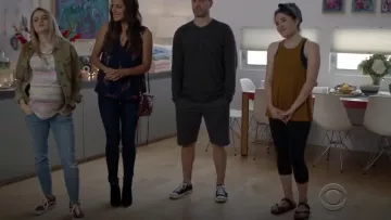 Birkenstock Mayari Birko Flor usada por Jill Bartlett en Life in Pieces (S04E04)