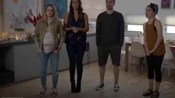 Vans Old Skool, porté par Joey King dans la Vie en Morceaux (S04E04)