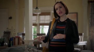 Cupcakes y Cashmere Bb Dakota Vestido de maternidad a rayas usado por Jen (Zoe Lister-Jones) en Life in Pieces (S04E04)