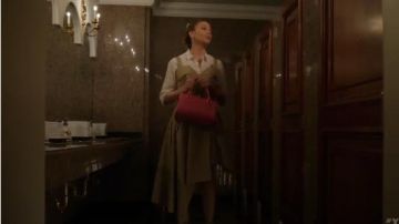 Monse Hors de L'Épaule Robe portée par Liza Miller (Sutton Foster) chez les Jeunes (S04E04)