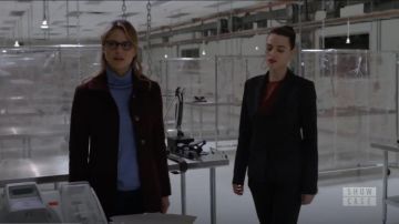 Theory Treeca 2 Cropped Pinstripe Pants worn by Lena Luthor (Katie McGrath) in Supergirl (S04E20)