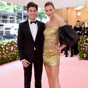 The strapless dress golden Karlie Kloss on the account instagram @themetgalaofficial