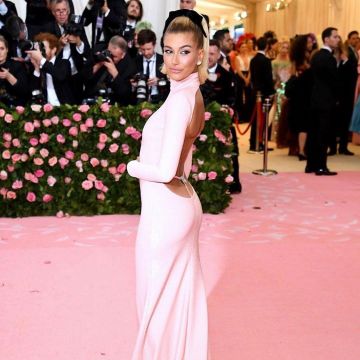 The long dress slinky strapless bare back Hailey Baldwin on the account instagram @themetgalaofficial