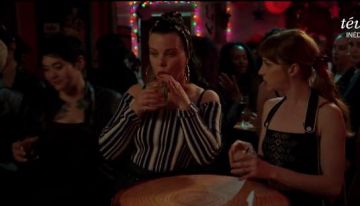Jacquemus Hors-la-épaule côtelé rayé chandail de laine portés par Maggie (Debi Mazar) chez les Jeunes (S04E06)