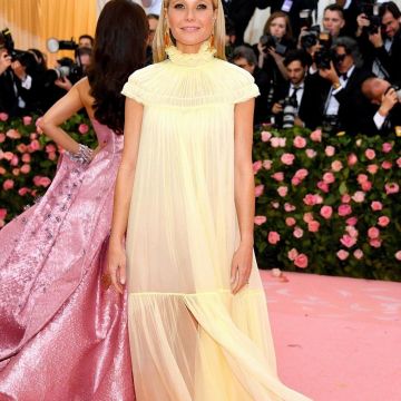 El vestido de gasa amarillo pálido de Gwyneth Paltrow en la cuenta de Instagram de @themetgalaofficial