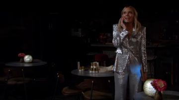 Rachel Zoe Rixey Fluide Sequin Blazer porté par Melissa Ordway comme on le voit dans les Jeunes et Les Agités avril 2019