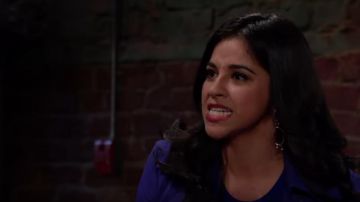 Argento Vivo Baisse Lien Boucles d'oreilles portées par Noemi Gonzalez Martinez comme on le voit dans les Jeunes et Les Agités avril 2019