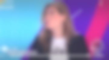 Le tee shirt blanc imprimé Fiére de Marie Mamgioglou dans Télématin le 07.05.2019