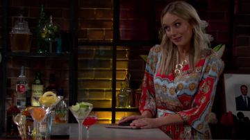 Zara Robe Imprimée avec Jupe Plissée portée par Melissa Ordway comme on le voit dans les Jeunes et Les Agités Mai 2019