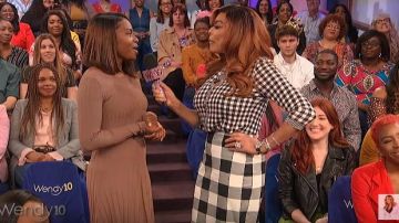 Talbots Black and White Gingham "Charming" Cardigan usado por Wendy Williams en The Wendy Williams Show 6 de mayo de 2019