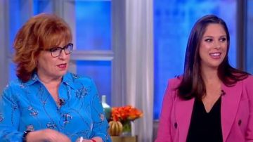 L'Agence Nina Chemisier porté par Joy Behar sur Le point de Vue du 03 Mai 2019
