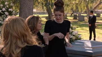 Vestido de punto de cuello alto de Sandro usado por Beth Hennick (Emily Pendergast) en Veep (S07E06)