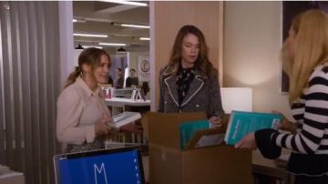 Chloe Flou chemisier porté par Kelsey Peters (Hilary Duff) chez les Jeunes (S05E01)