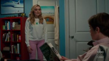 Rebecca Minkoff L'Amour Sweat-shirt porté par Taylor Otto (Meg Donnelly) dans American Housewife (S03E20)