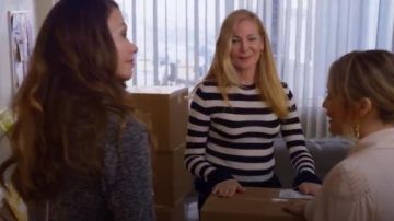 Khaite Claudia Pull en Laine porté par Pauline (Jennifer Westfeldt) chez les Jeunes (S05E01)