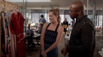 Derek Lam 10 Crosby Check Falda Midi Plisada usada por Sutton Brady (Meghann Fahy) en The Bold Type (S03E04)