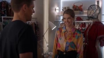Stine Goya Maxwell Estampado Floral Silk Blend Charmeuse Camisa usada por Sutton Brady (Meghann Fahy) en The Bold Type (S03E04)