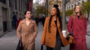 Liu Jo Manteau Ceinturé porté par Jane Sloan (Katie Stevens) dans Le Gras (S03E04)