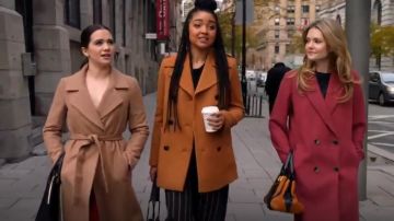 Abrigo largo de Zara usado por Sutton Brady (Meghann Fahy) en The Bold Type (S03E04)