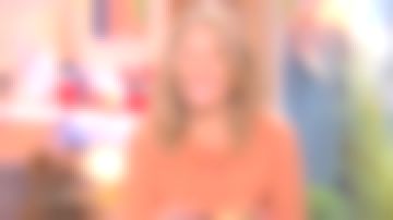 Le pull corail à sequins de Agathe Lecaron dans La maison des maternelles du 07/05/2019