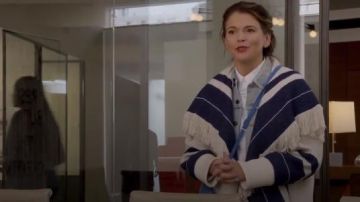 Chloe Rayé Couverture Manteau porté par Liza Miller (Sutton Foster) chez les Jeunes (S05E02)