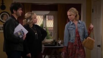 Topshop Faux Fur Frame Tortoiseshell Shoulder Bag usado por Mandy Baxter (Molly McCook) en Last Man Standing (S07E21)