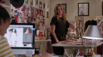 3.1 Phillip Lim Flamenco Flounce Hem Tee usado por Sutton Brady (Meghann Fahy) en The Bold Type (S03E04)