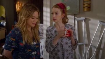 Sandro Bleu Ciel Camisa estampada usada por Lauren Heller (Molly Bernard) en Younger (S05E02)