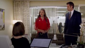 Zara Case Mini-Jupe portée par Liza Miller (Sutton Foster) chez les Jeunes (S05E02)