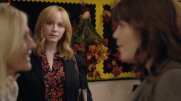 La blusa de seda kooples Camellia Print usada por Beth Boland (Christina Hendricks) en Good Girls (S02E10)