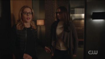 Massimo Dutti Bomber Down Veste portée par Felicity Smoak (Emily Bett Rickards) dans la Flèche (S07E21)