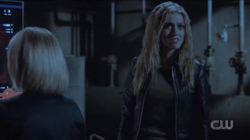 Babaton Lou Veste en Cuir portés par Katherine McNamara en Flèche (S07E21)