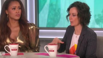 Camiseta Mother The Boxie Goodie usada por Sara Gilbert en The Talk 3 de mayo de 2019
