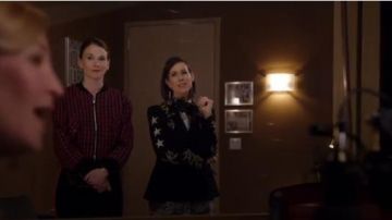 Rachel Comey Jo Boucles d'oreilles portées par Diana Truite (Miriam Shor) chez les Jeunes (S05E03)