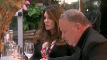 Dolce & Gabbana Bordado Logo Blazer usado por ella misma (Lisa Vanderpump) en The Real Housewives of Beverly Hills (S09E12)