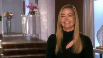 Alice + Olivia Sophie Chandail porté par Denise Richards dans Le Real Housewives de Beverly Hills (S09E12)