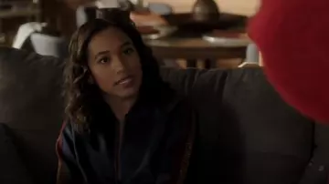 Pam et Gela Zip à l'Avant de la Veste portée par Caitlin Lewis (Sydney Park) dans Pretty Little Liars: Les Perfectionnistes (S01E07)