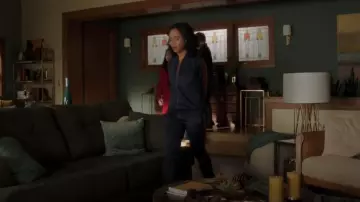 Pam et Gela Recadrée Cordon de serrage Pantalon de sport portés par Caitlin Lewis (Sydney Park) dans Pretty Little Liars: Les Perfectionnistes (S01E07)
